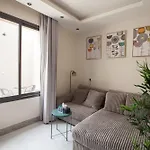 Luxury One-Bedroom Apt Alrimal-4